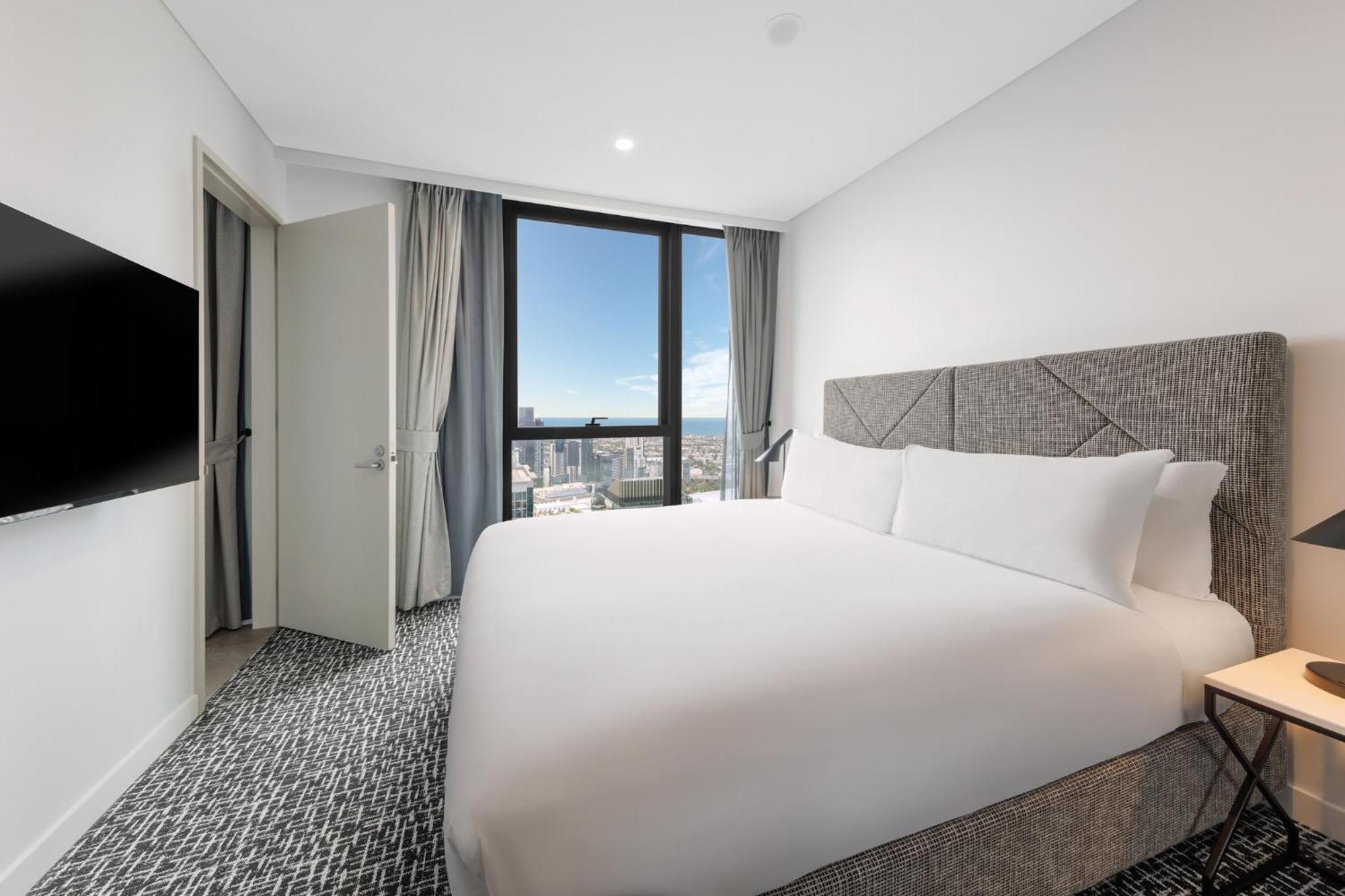 Meriton Suites 멜번 외부 사진 A bedroom at the hotel