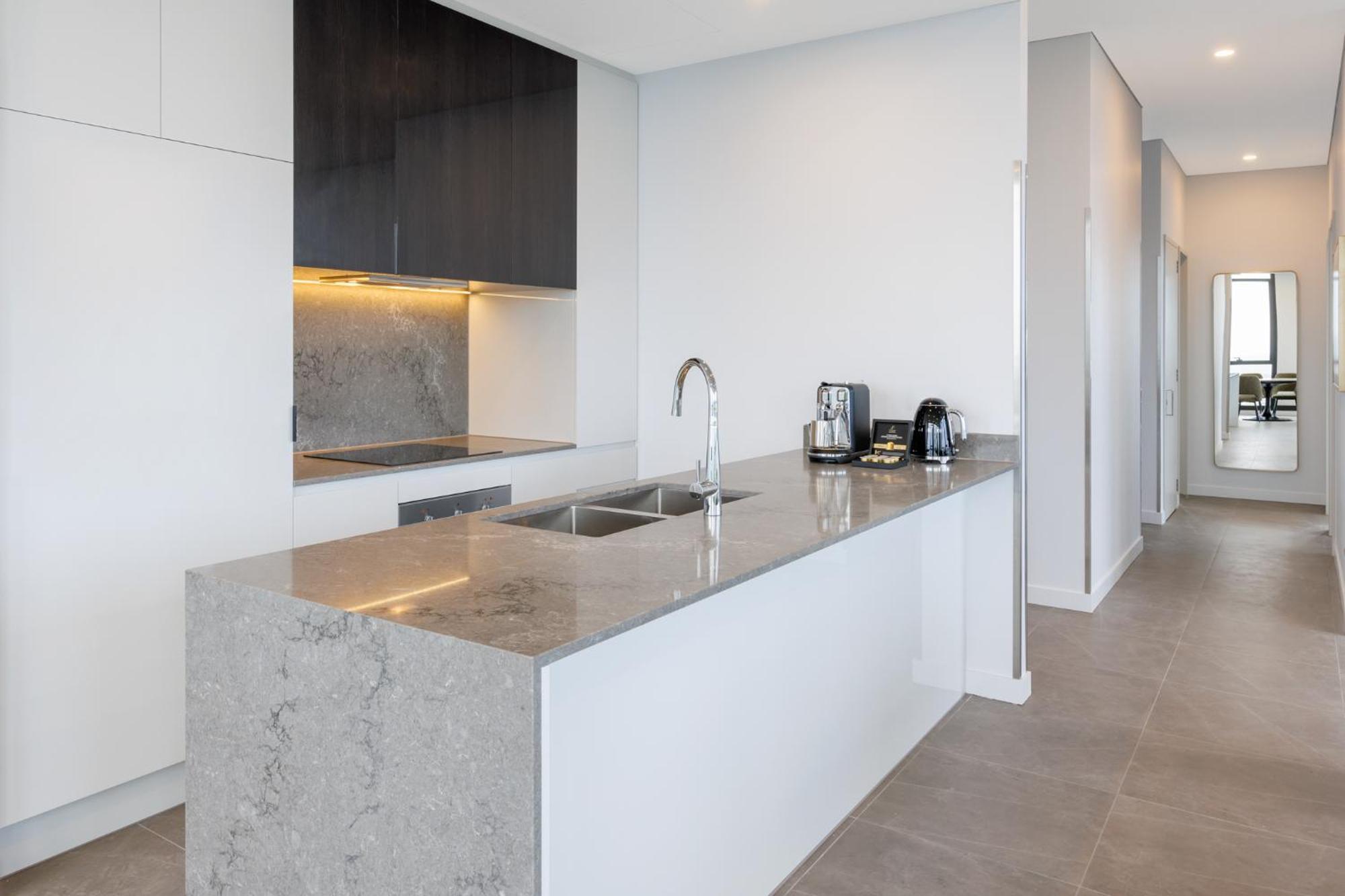 Meriton Suites 멜번 외부 사진 A kitchen in a typical apartment