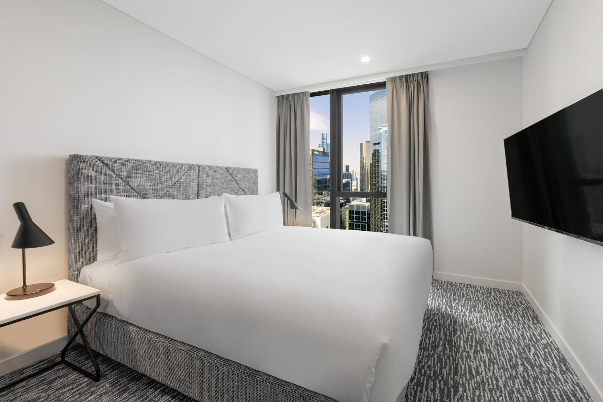 Meriton Suites 멜번 외부 사진 A bedroom at the hotel