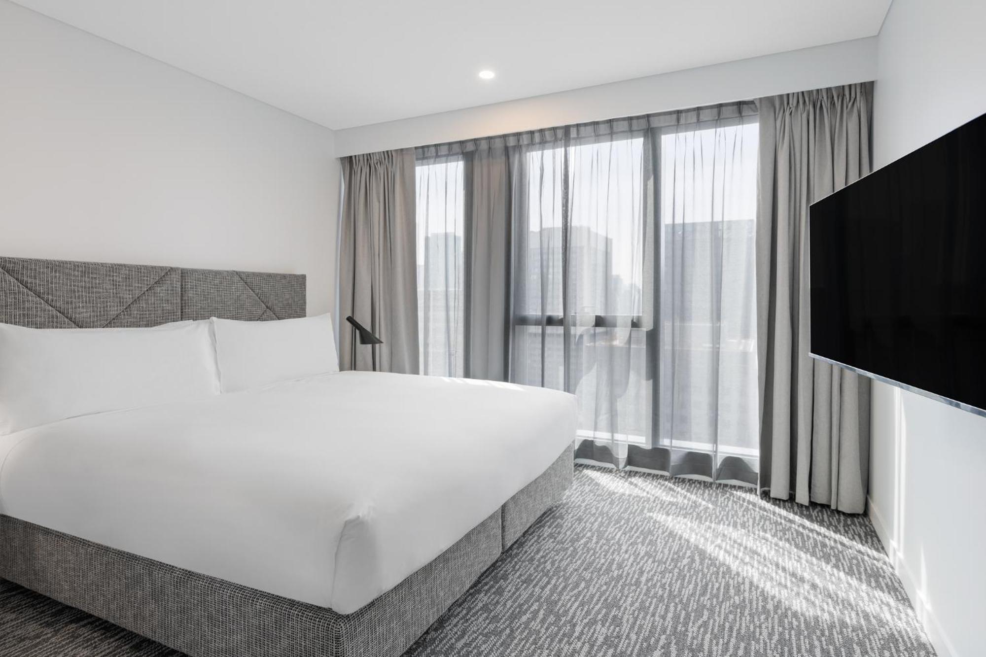 Meriton Suites 멜번 외부 사진 A bedroom at the hotel