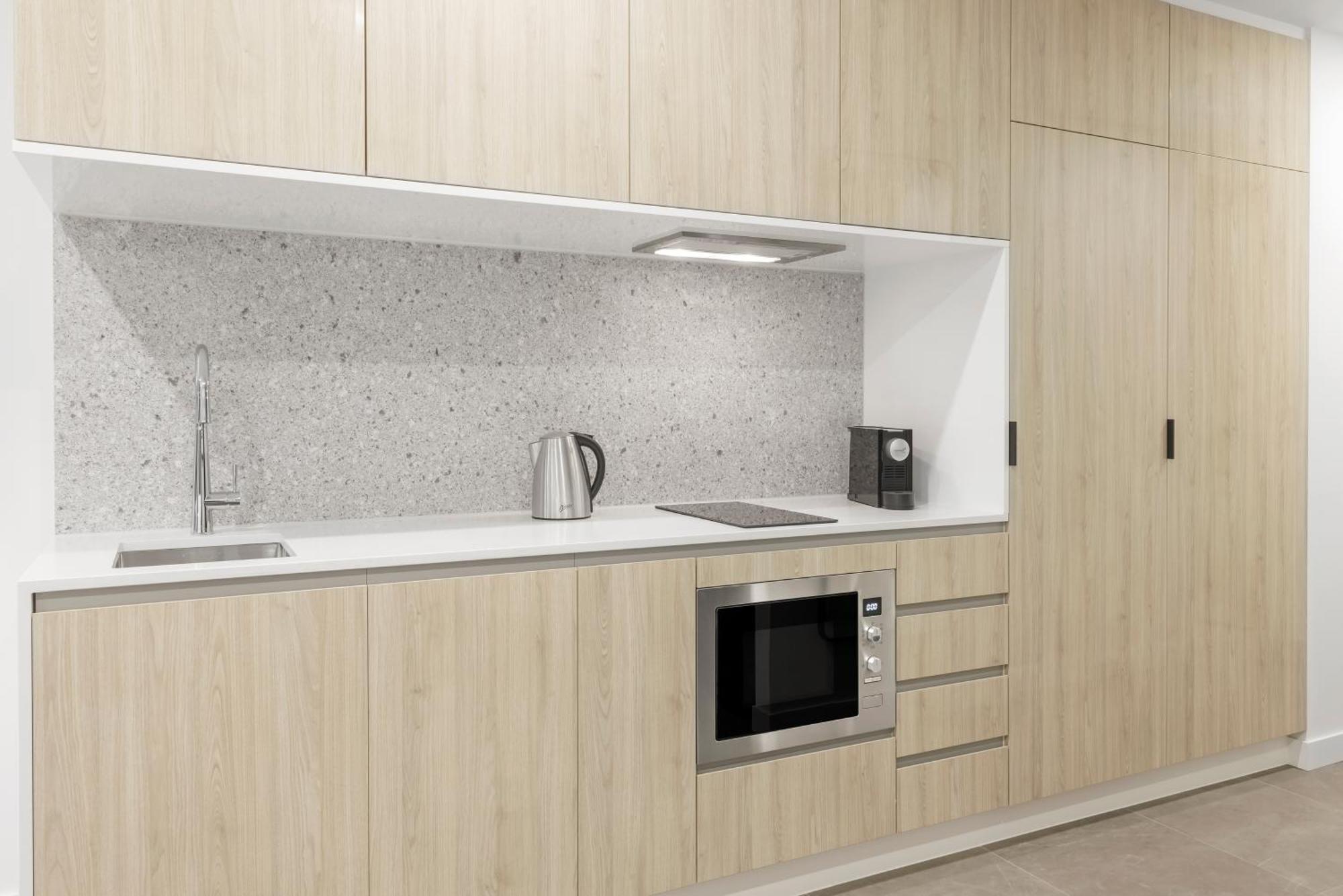 Meriton Suites 멜번 외부 사진 A kitchen in a typical apartment