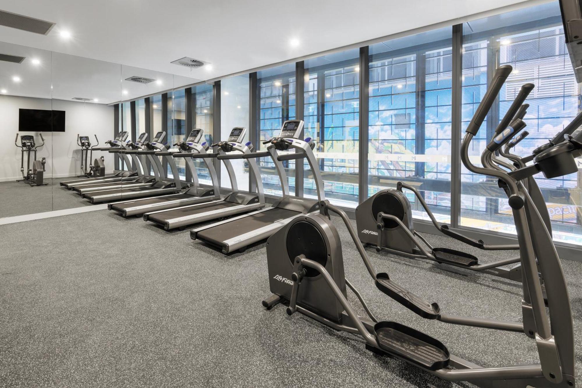 Meriton Suites 멜번 외부 사진 A gym in a hotel