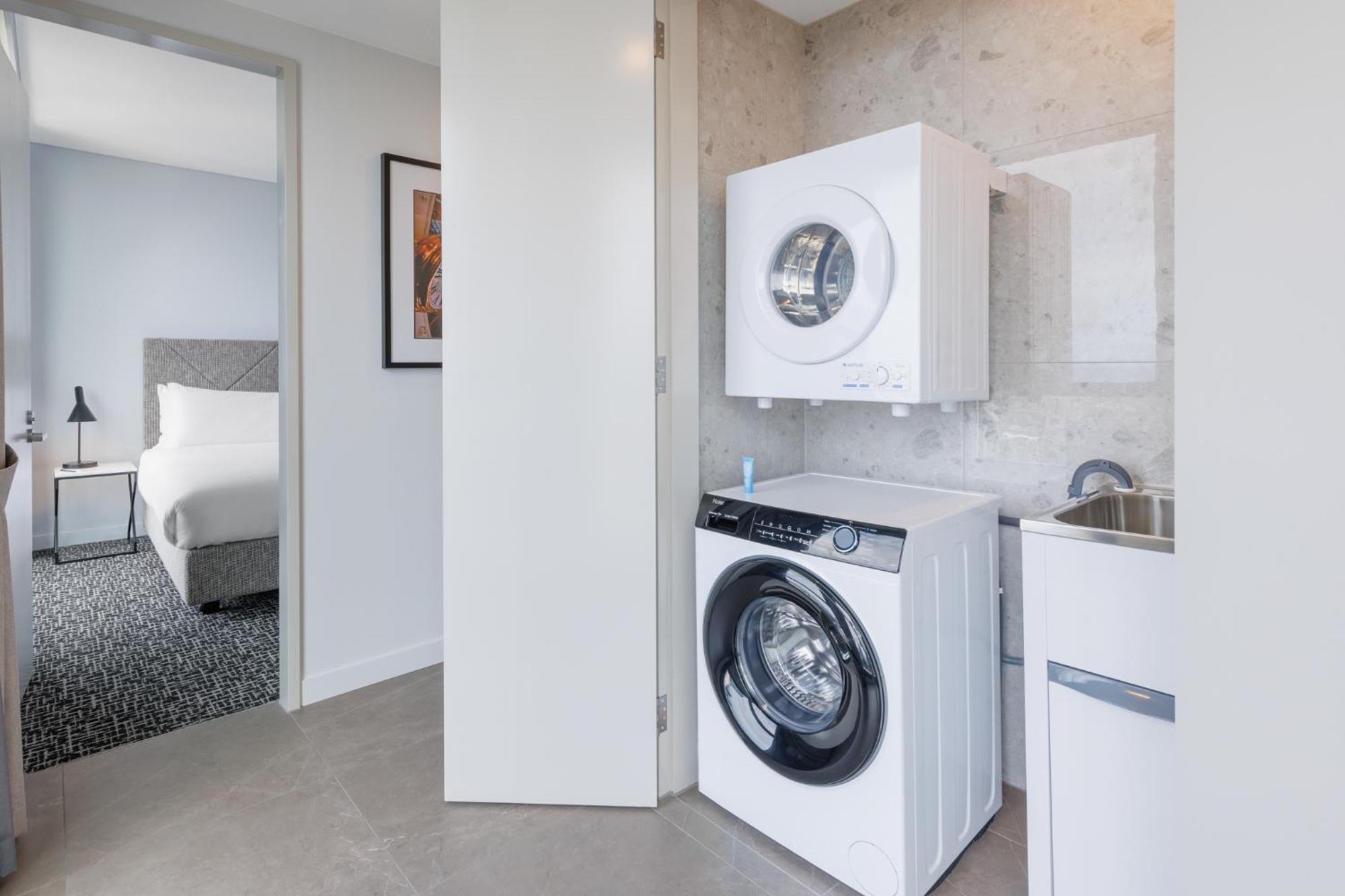 Meriton Suites 멜번 외부 사진 A washing machine