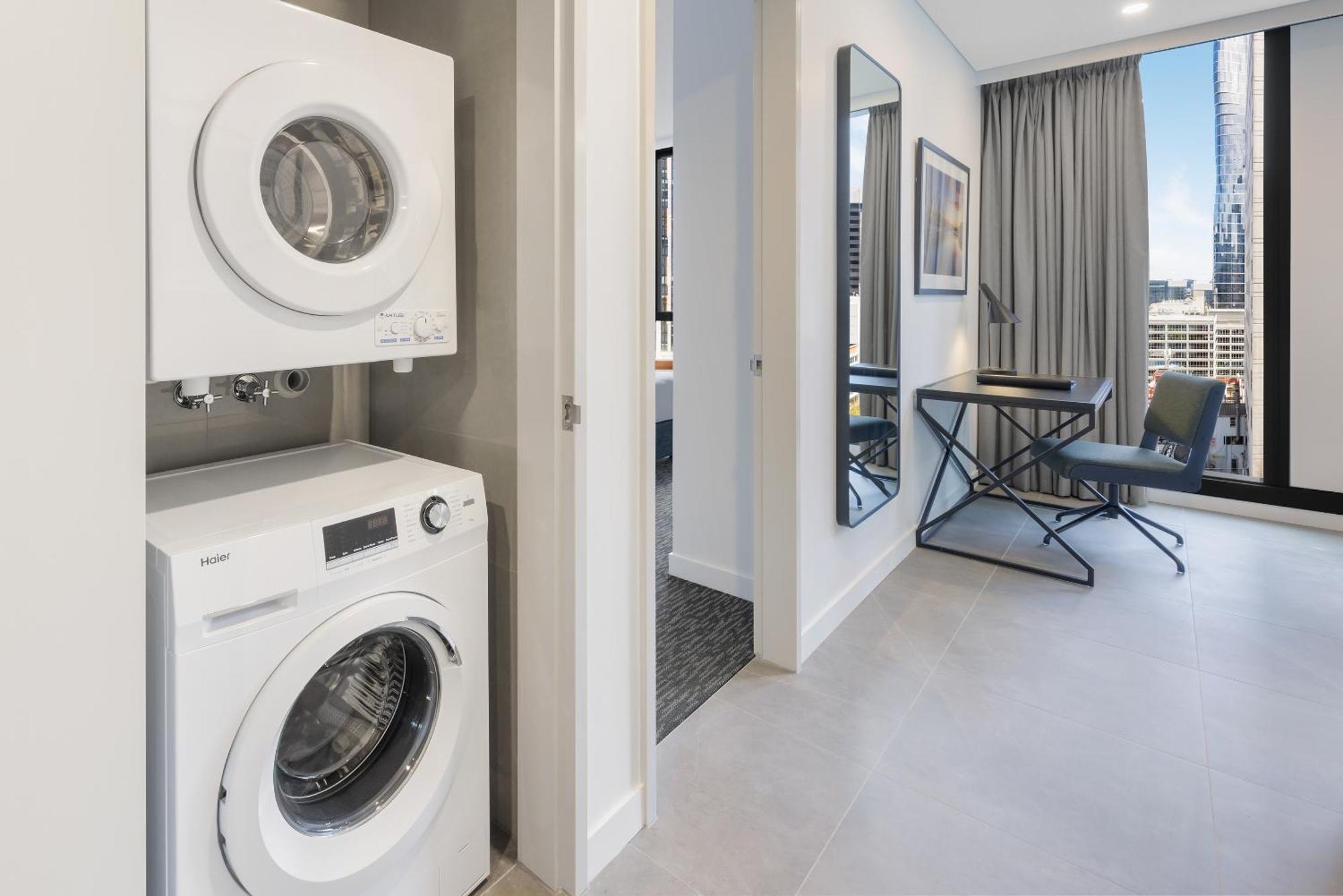 Meriton Suites 멜번 외부 사진 Laundry facilities in a typical apartment